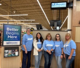 Credit union volunteers at the Athens Food City.