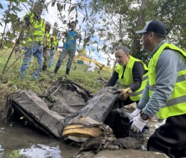 TVFCU volunteers remove a sofa from the creek.